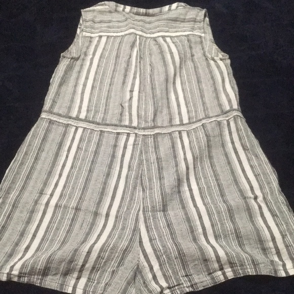 Romper by Universal Threads GOODS CO. Size medium. In white and grey - Picture 4 of 4